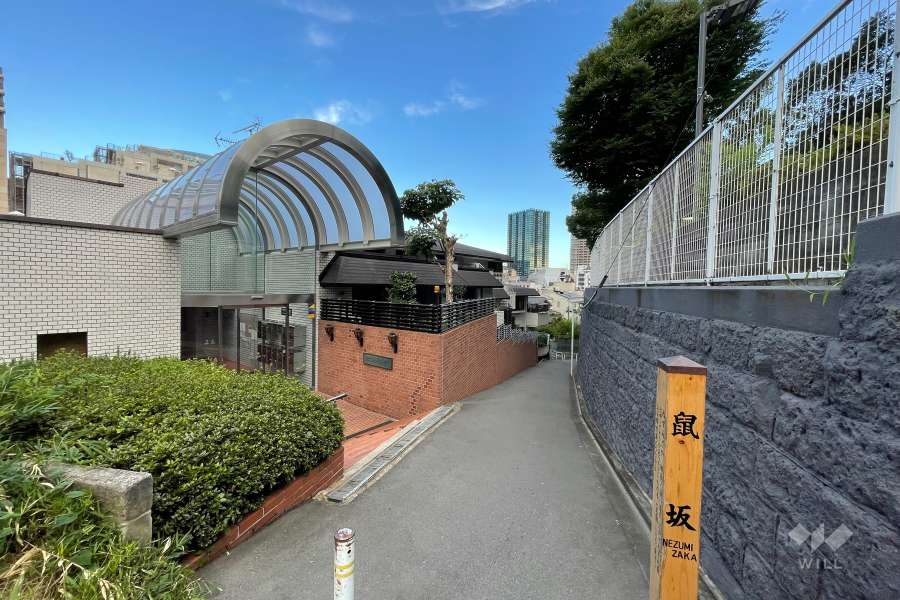 敷地北西側の前面道路