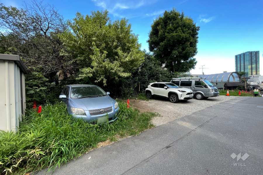 敷地の北西側の前面道路