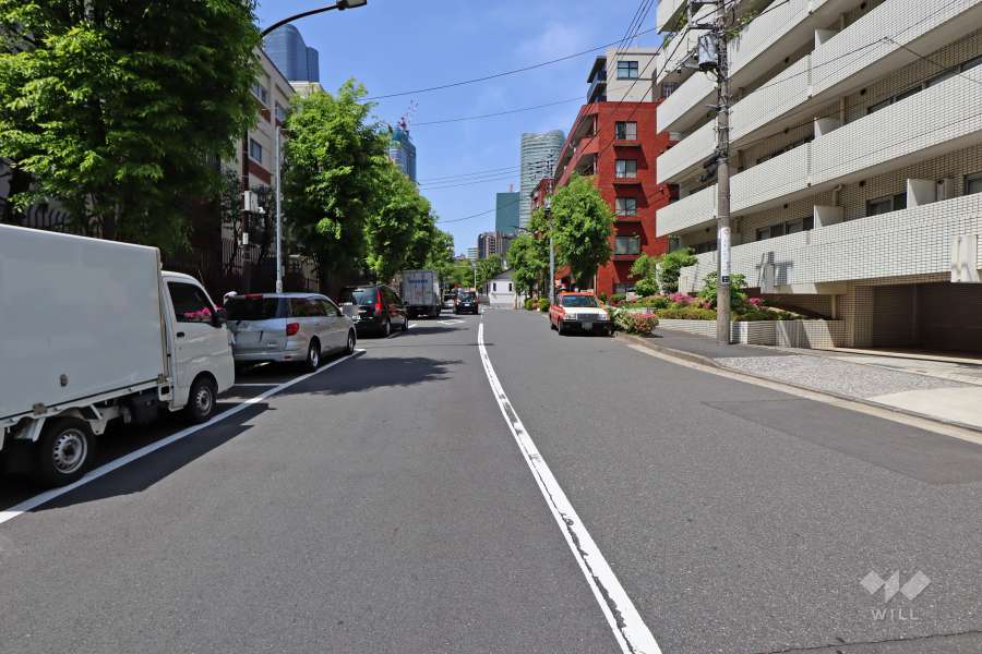 敷地南側の前面道路（東側から）