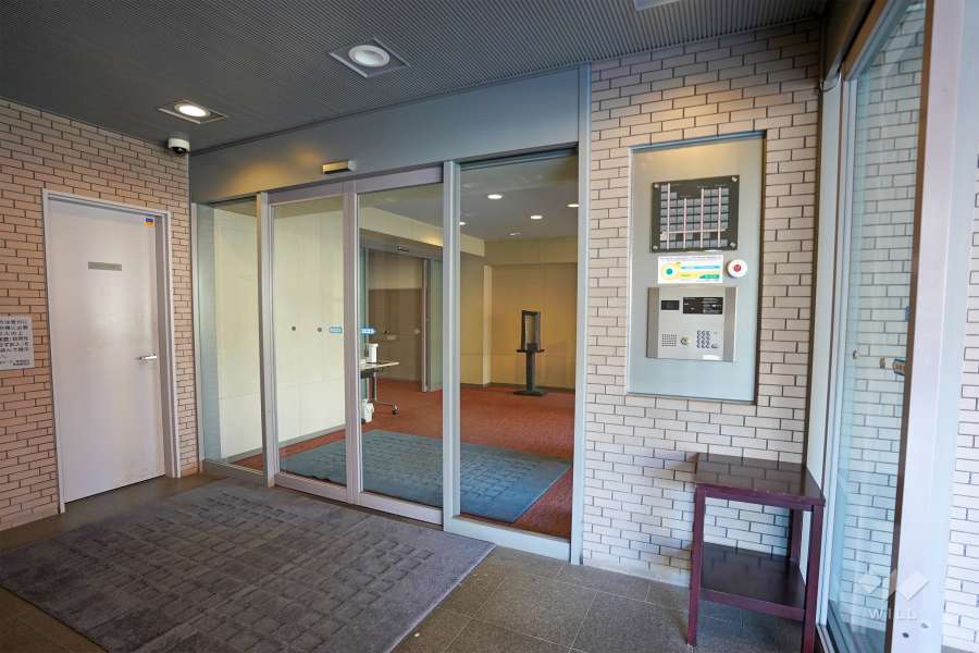 エントランスはオートロック付きです。