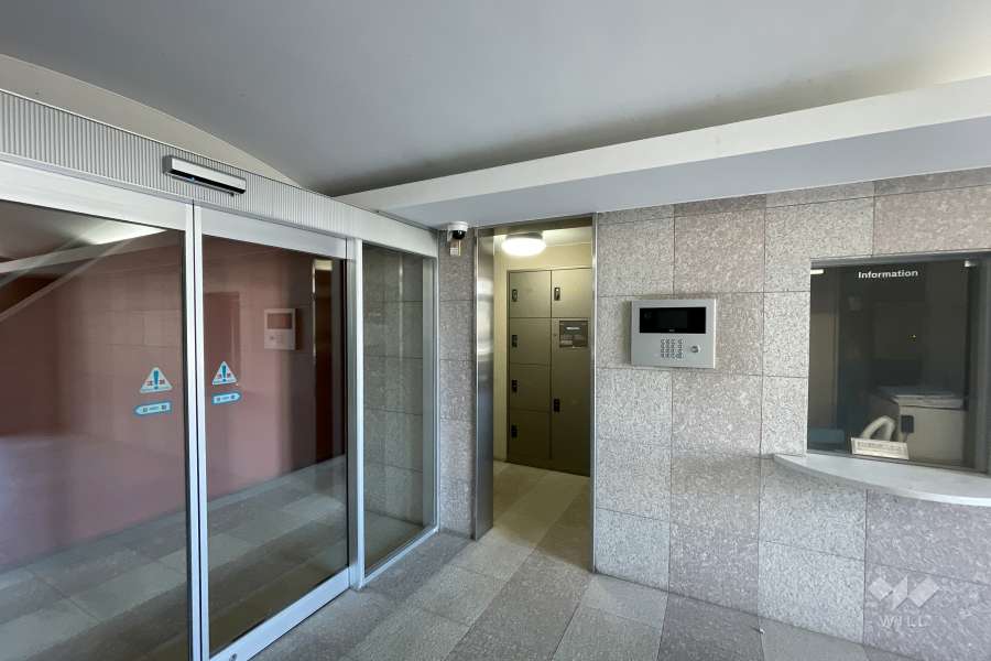 エントランスはオートロック付きです。