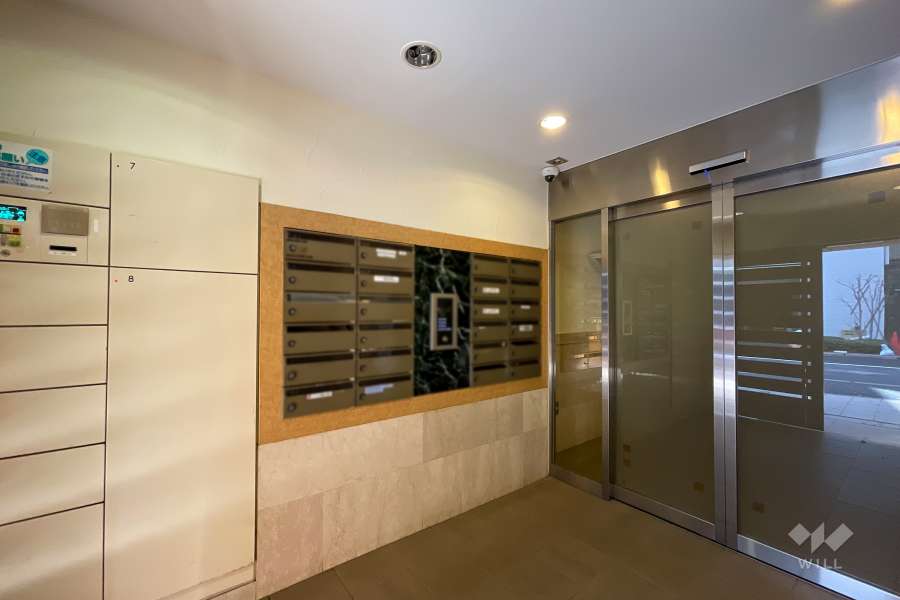 エントランスはオートロック付きです。　