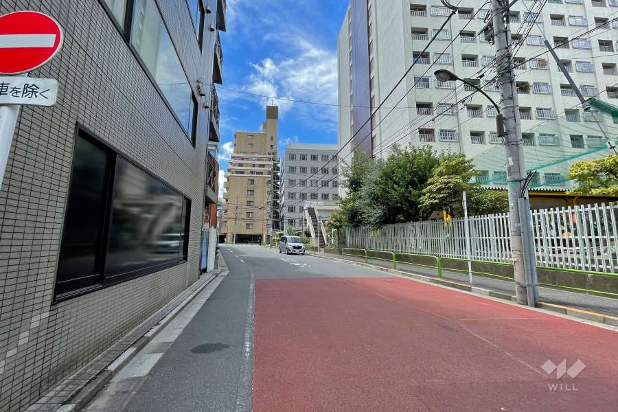 敷地北側の前面道路（東側から）