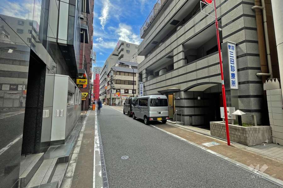 敷地南側の前面道路（東側から）