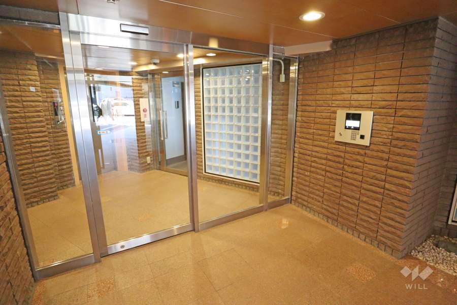 エントランスはオートロック付です。