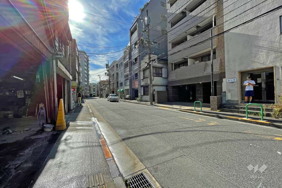 敷地南側の前面道路（東側から）