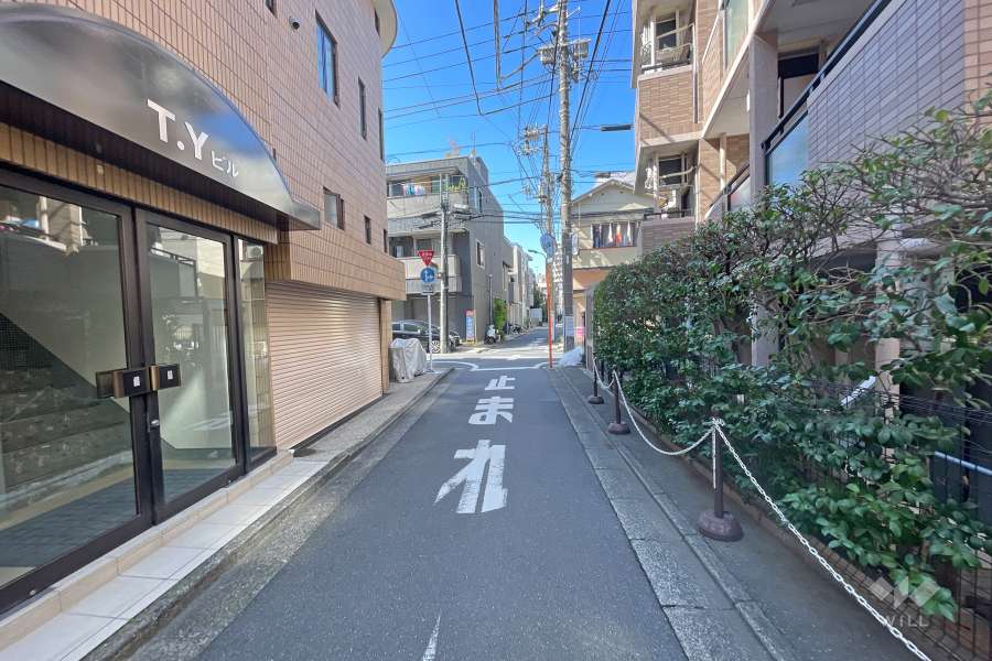 敷地南側の前面道路（東側から）