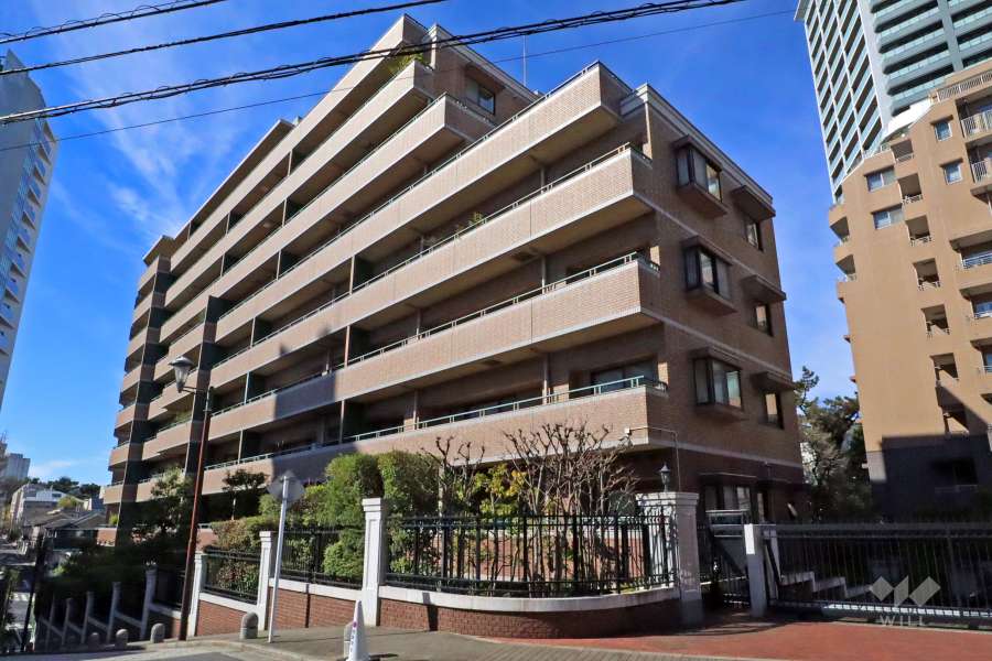 ファミールコート白金タワーズの外観（東側から）