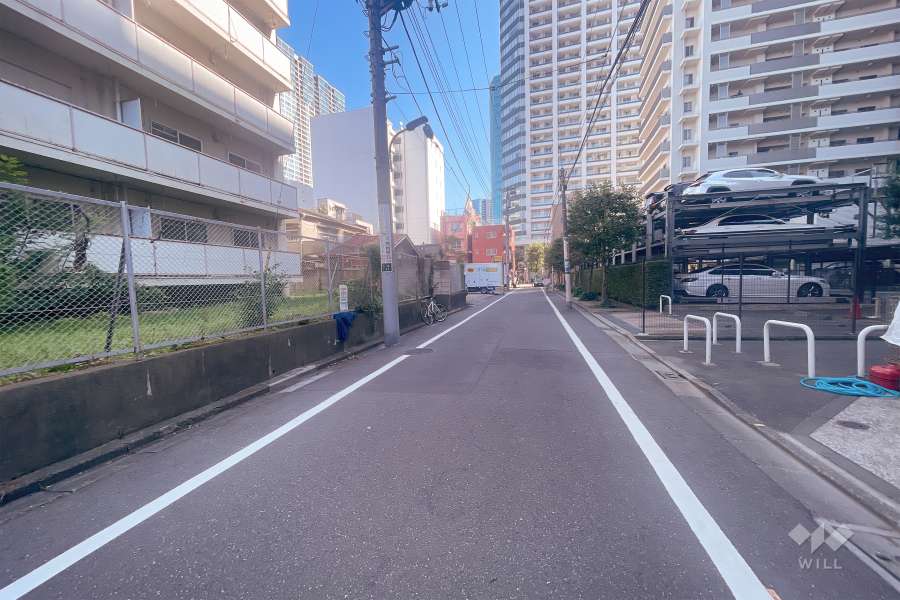 敷地北側の前面道路（西側から）