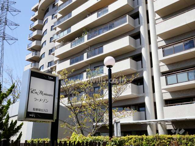 駐車場の出入り口を示す看板