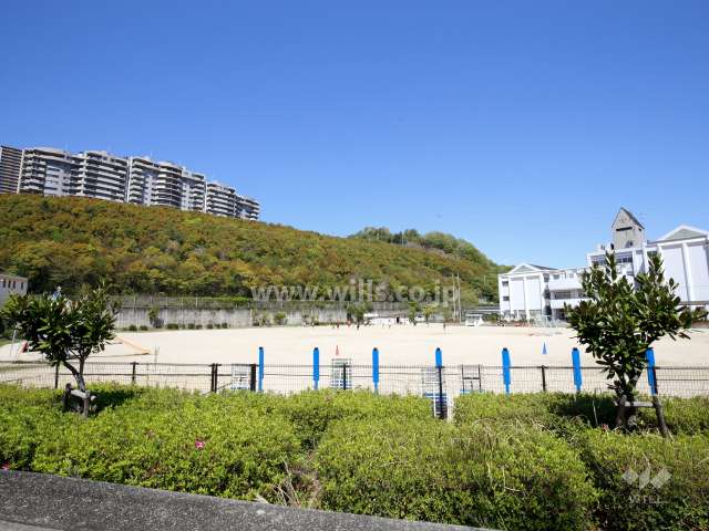 敷地の南側には一段低い位置に小学校があります。