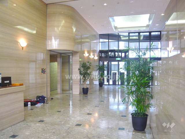 石張りで吹き抜けの豪華なエントランスホール