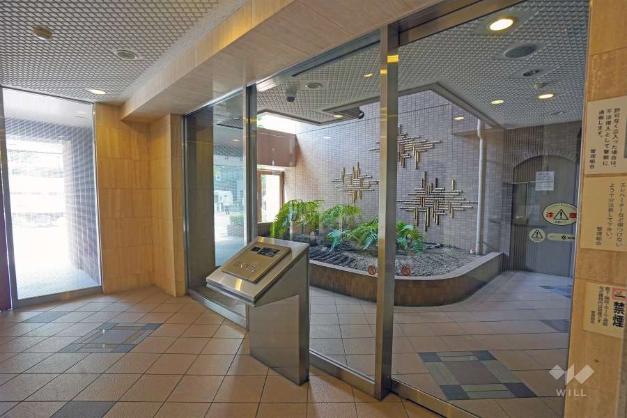 エントランスはオートロック付きです。