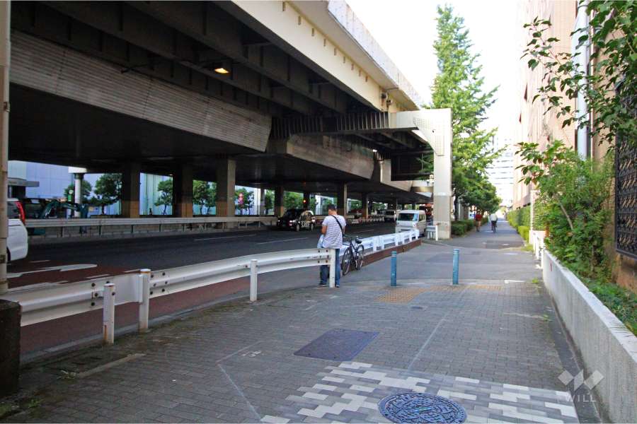 敷地北西側の前面道路（南西側から）