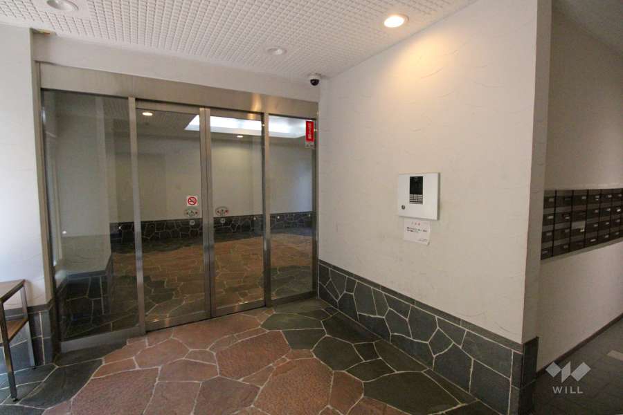 エントランスはオートロック付きです。