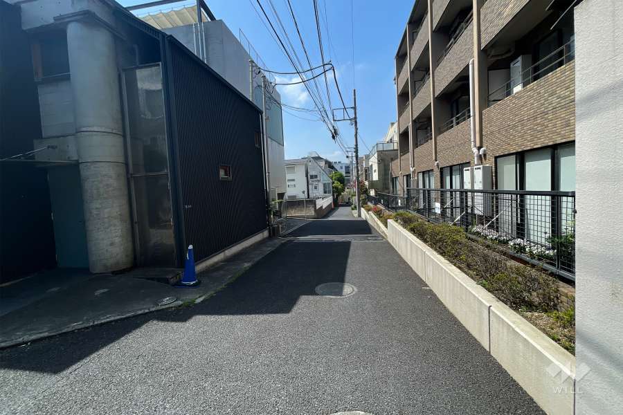 敷地南東側の前面道路（北東側から）