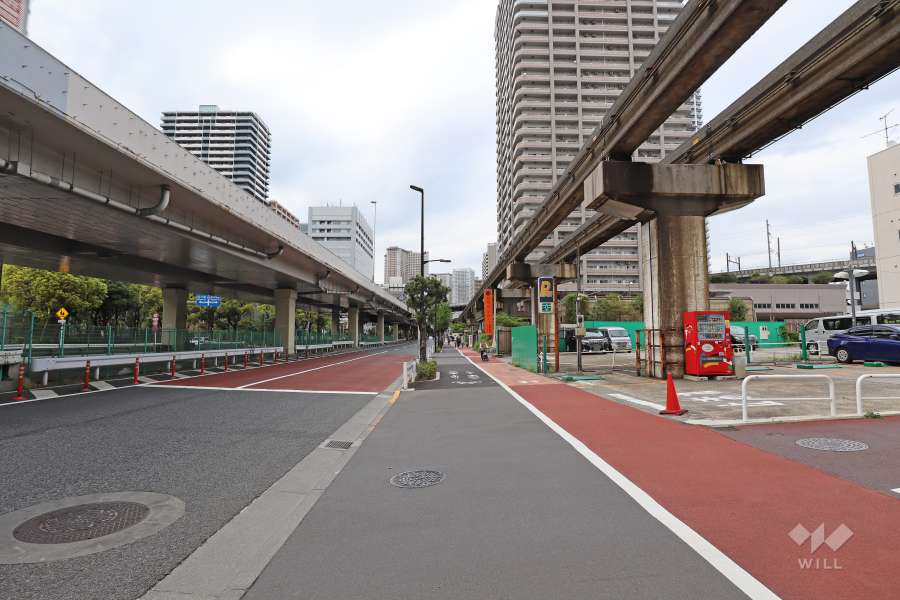 敷地西側の前面道路（南側から）