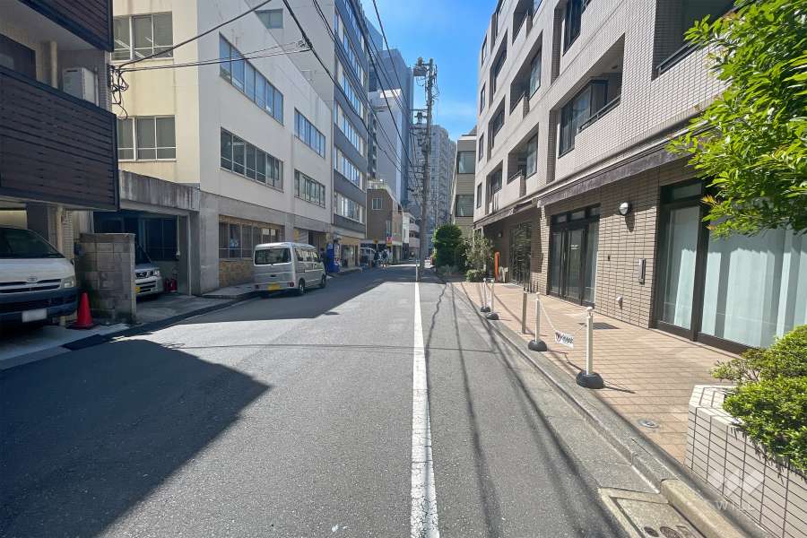 敷地東側の前面道路（北側から）