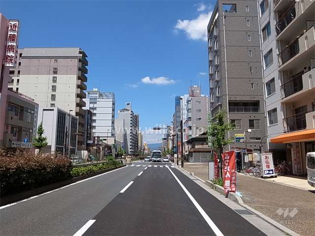 南側前面道路は4車線の国道2号線です。