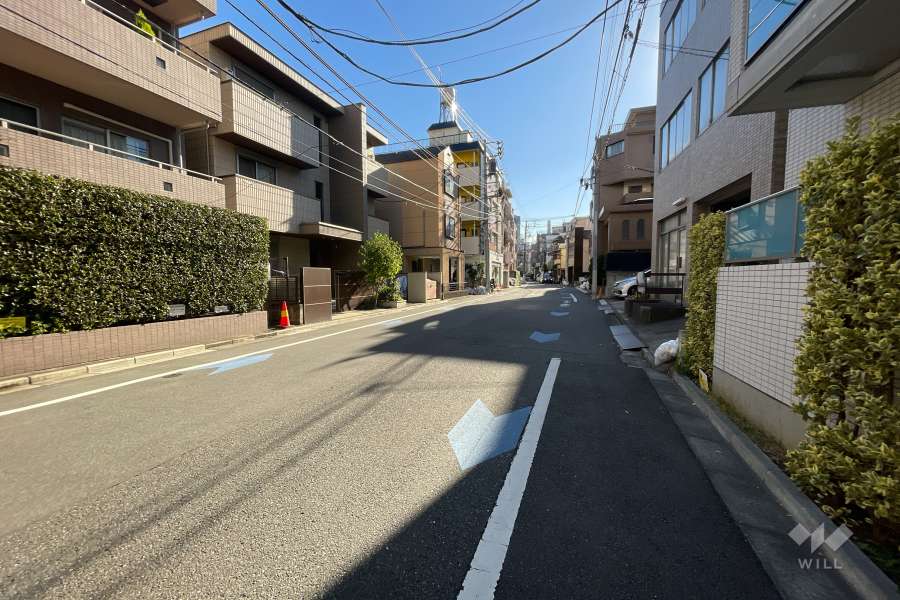 敷地西側の前面道路