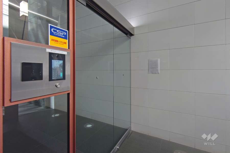 エントランスはオートロック付きです。