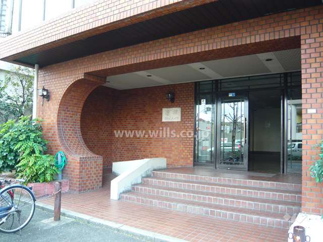 タイル貼りのエントランス