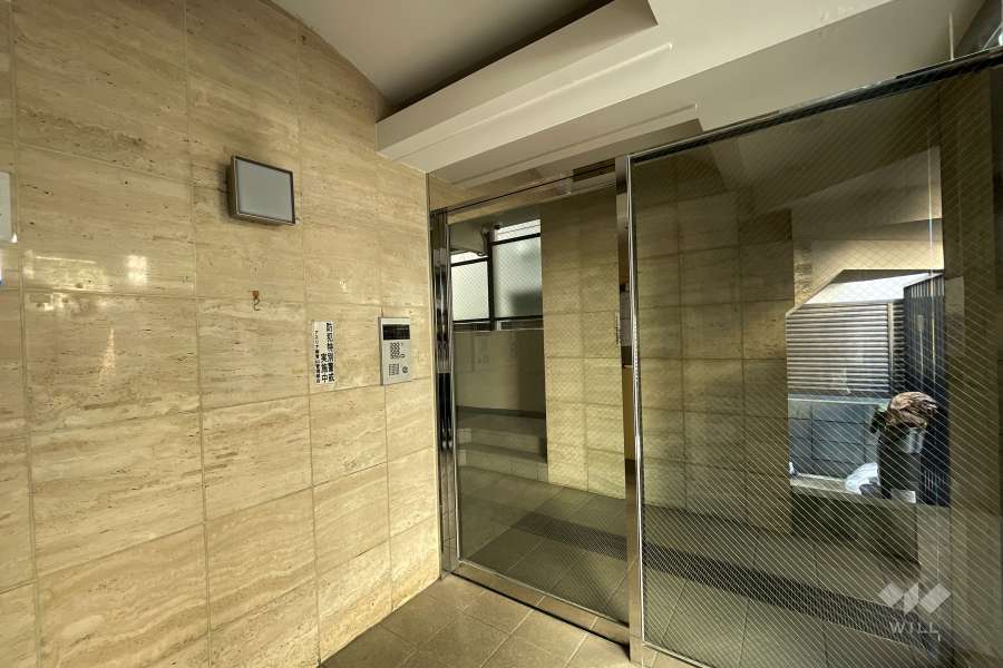 エントランスはオートロック付きです。