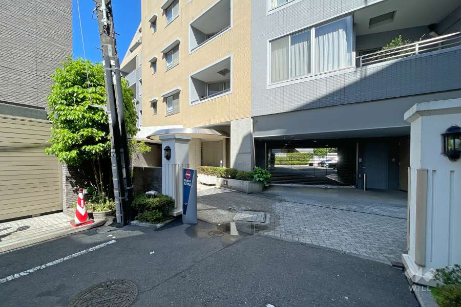 敷地と駐車場の出入り口（リングシャッター付き）