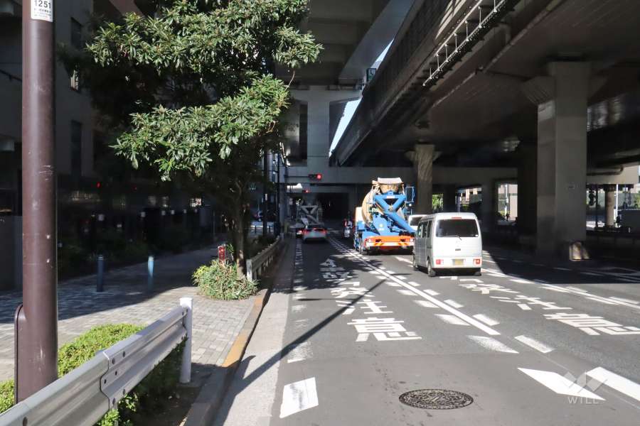 敷地南東側の前面道路(南西側から)