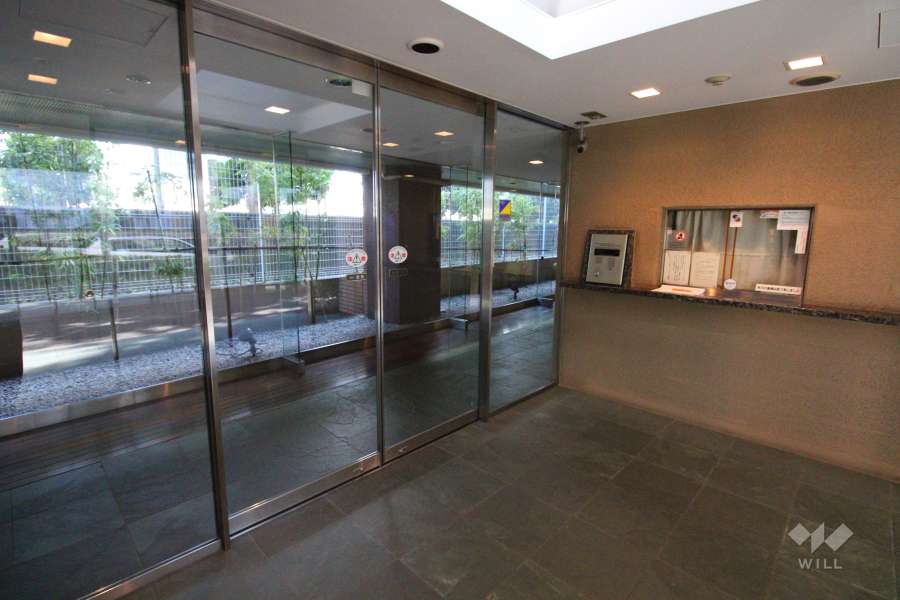 エントランスはオートロック付きです。