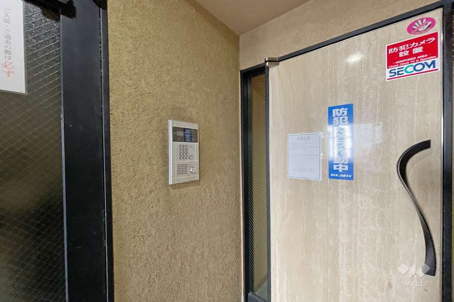 エントランスはオートロック付きです。