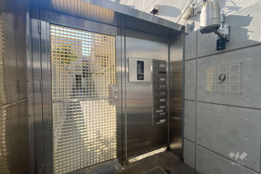 エントランスはオートロック付きです。