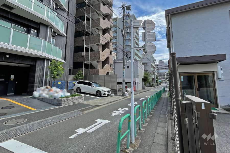 敷地西側の前面道路（北側から）