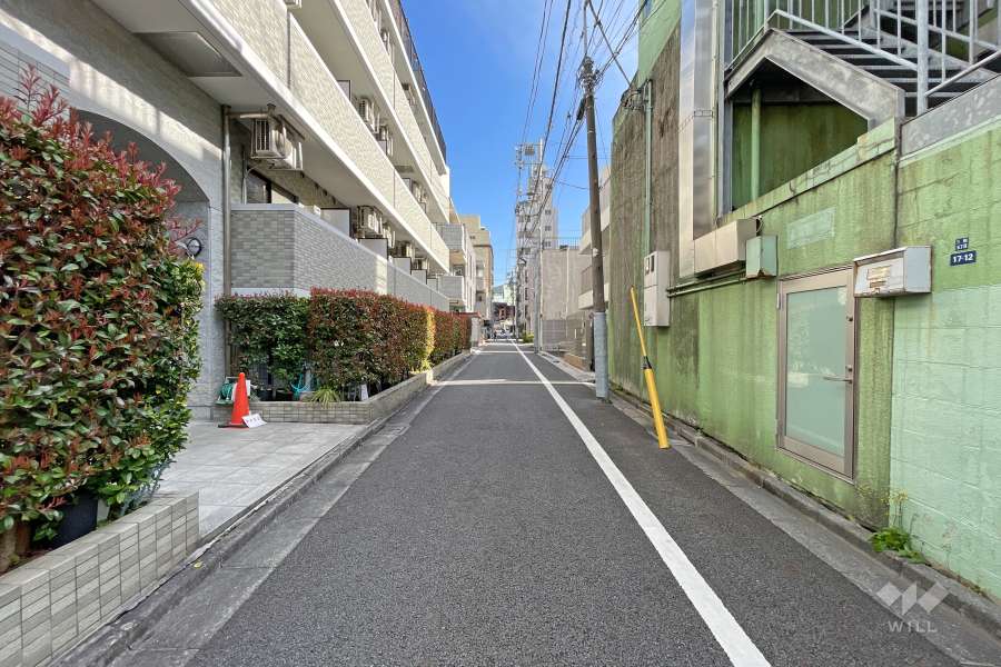 敷地南西側の前面道路（北西側から）