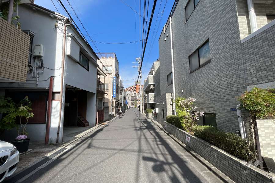 敷地北側の前面道路（西側から）