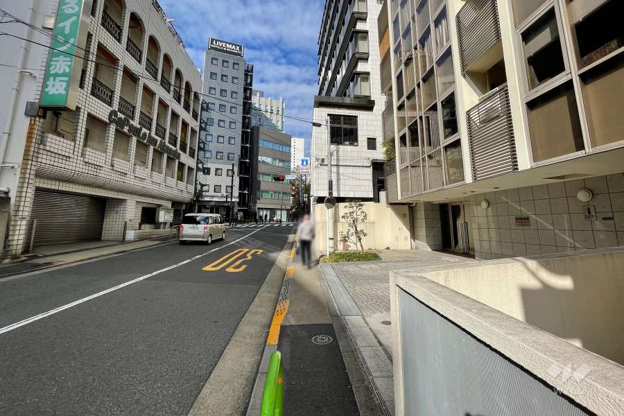敷地西側の前面道路
