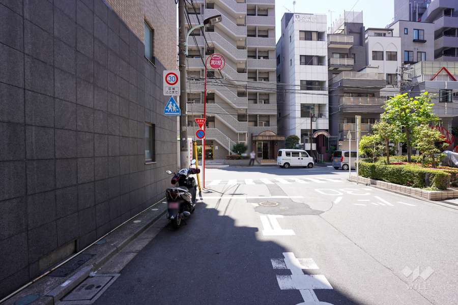 敷地西側の前面道路