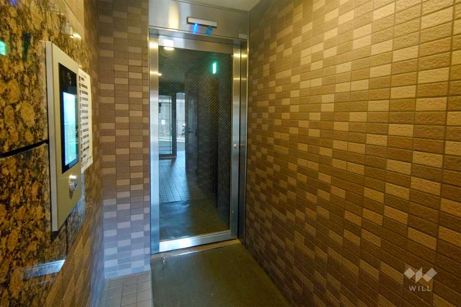 エントランスはオートロック付きです。　