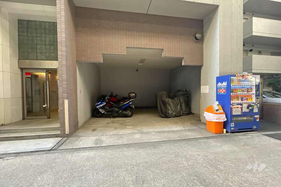 屋内に設けられたバイク置き場