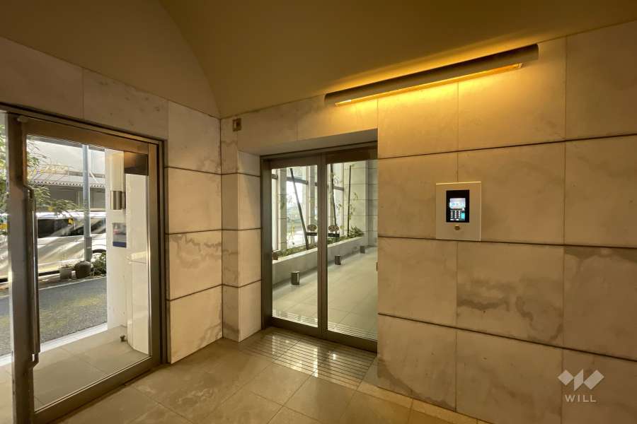 エントランスはオートロック付きです。