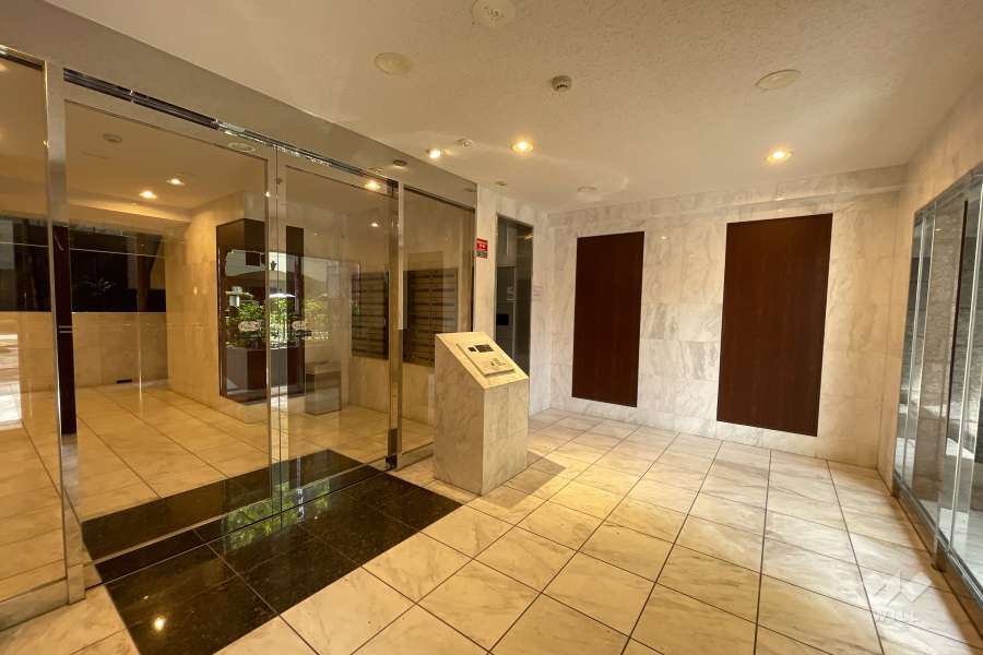 エントランスはオートロック付きです。