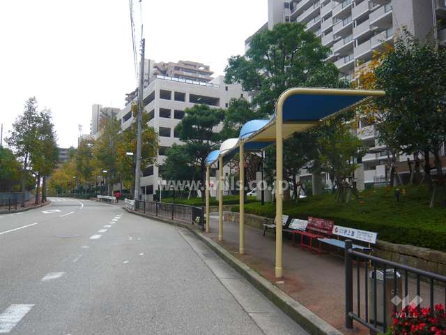 目の前にバス停があります。