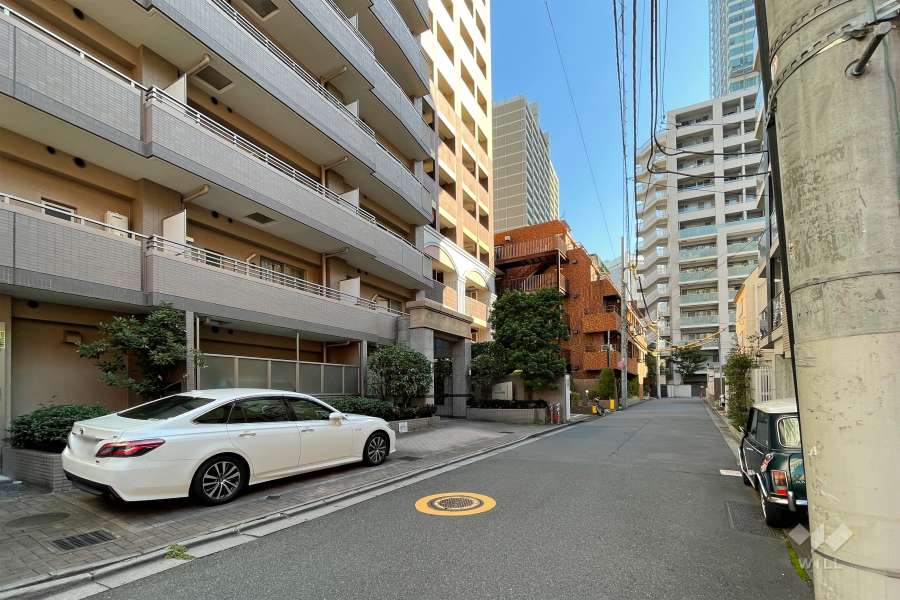 敷地西側の前面道路