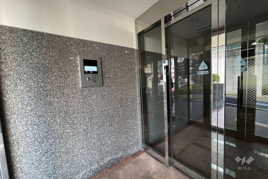 エントランスはオートロック付きです。