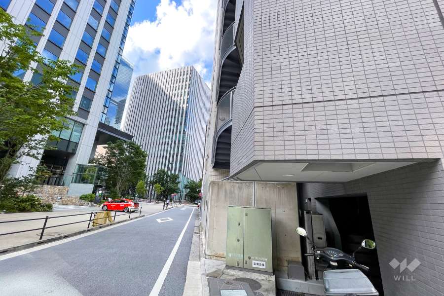敷地西側の前面道路（南側から）