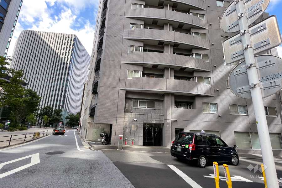 敷地西側の前面道路（南側から）