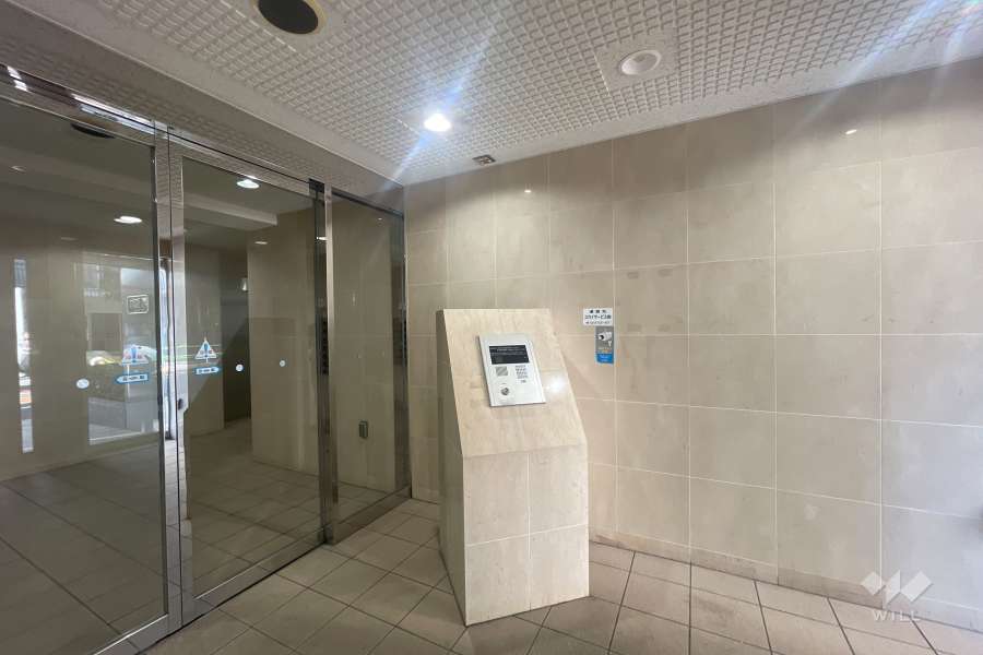 エントランスはオートロック付きです。