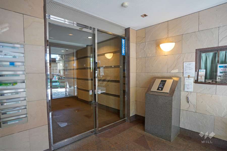 エントランスはオートロック付きです。