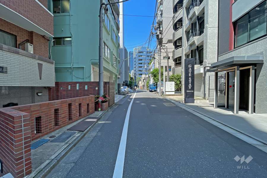 敷地東側の前面道路（南側から）