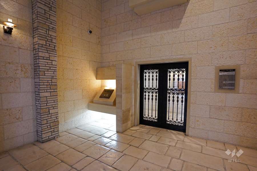 エントランスはオートロック付きです。